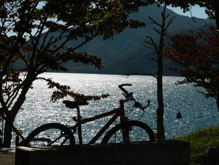 湖と自転車の写真