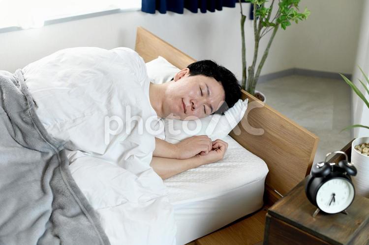寝室で良質な睡眠・熟睡・快眠をする男性 寝る,睡眠,男性の写真素材