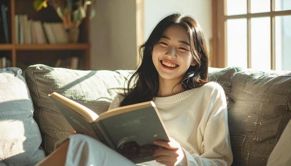 ソファーで本を読む女性の写真