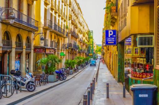 バルセロナの賑やかな路地 バルセロナ,スペイン,歴史的街並みの写真素材