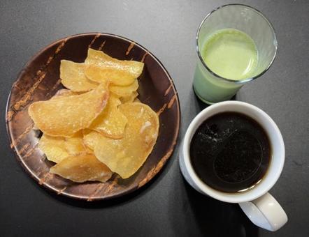 R7.11.23　珈琲と芋チップスと青汁 コーヒータイム,コーヒーブレイク,珈琲の写真素材