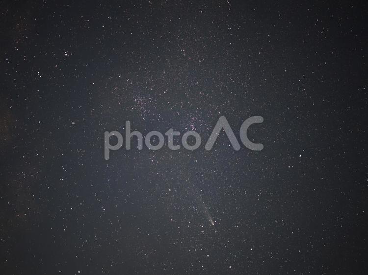 数多くの星と彗星 紫金山,アトラス,彗星の写真素材