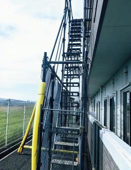 ビルの改修工事のための仮設の足場 足場,仮設,ビルの写真素材