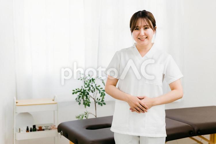 整体師・マッサージ師の日本人女性（整骨） 整体,マッサージ,整体師の写真素材