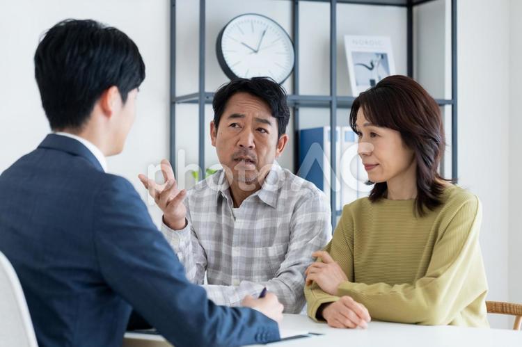 悩みを相談するミドルの夫婦 相談,悩む,夫婦の写真素材