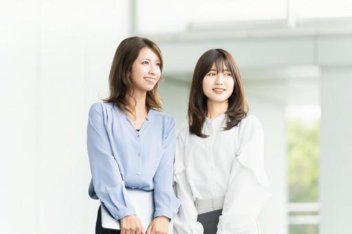 2人の女性・ビジネスウーマン 2人の女性・ビジネスウーマン 女性,2人,微笑むの写真素材