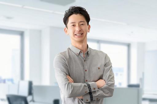 腕組みをする笑顔の男性ビジネスマン 腕組みをする笑顔の男性ビジネスマン 男性,腕組み,微笑むの写真素材