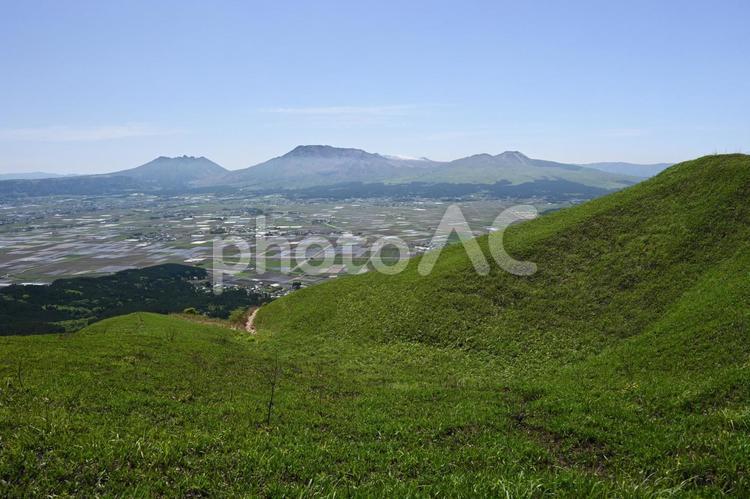 外輪山から臨む阿蘇五岳とカルデラ 阿蘇,阿蘇五岳,青空の写真素材