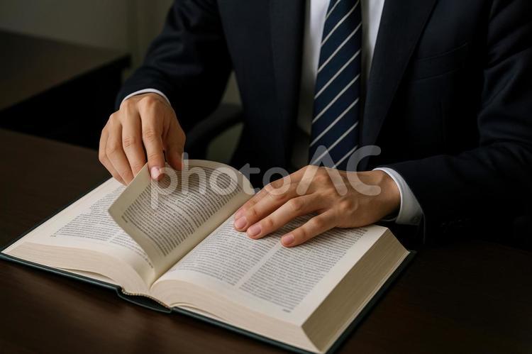 書類をめくる裁判官 裁判官,スーツ,書類の写真素材