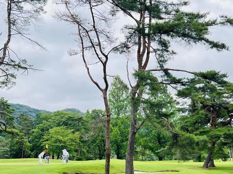 山間のゴルフ場でプレー中 山間のゴルフ場でプレー中 鬼怒川カントリークラブ,鬼怒川,栃木の写真素材