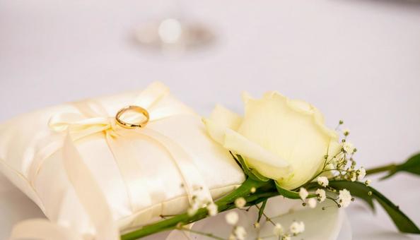 リングピローの上の結婚指輪 リングピローの上の結婚指輪の写真