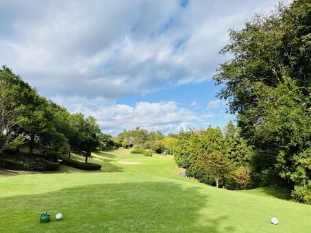 青空広がる秋のゴルフコース ゴルフ,ゴルフ場,ゴルフコースの写真素材