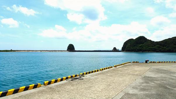 宇久井漁港03 宇久井漁港03 宇久井港,海,青空の写真素材