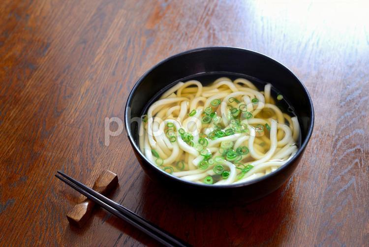 うどんにネギで美味しい昼食 うどん,ねぎ,だしの写真素材