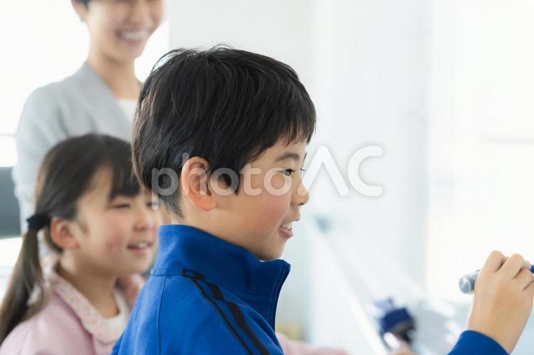 教室で授業を受ける小学生 教室,立つ,学習塾の写真素材
