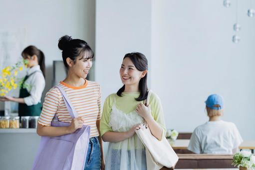 買い物をする若い女性 買い物をする若い女性 買い物,ショッピング,店の写真素材