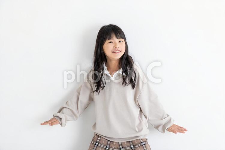 カメラ目線で笑顔の女の子　smiling 女の子,笑顔,カメラ目線の写真素材