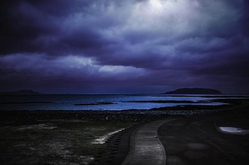 <五島の風景>曇った夜明けの浜辺の風景 <五島の風景>曇った夜明けの浜辺の風景の写真