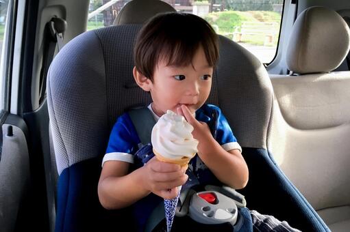＜素材＞車内でソフトクリームを食べる子供 子供,笑顔,ソフトクリームの写真素材