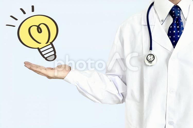 ヒントの電球を持つ医者 解決,病気,質問の写真素材