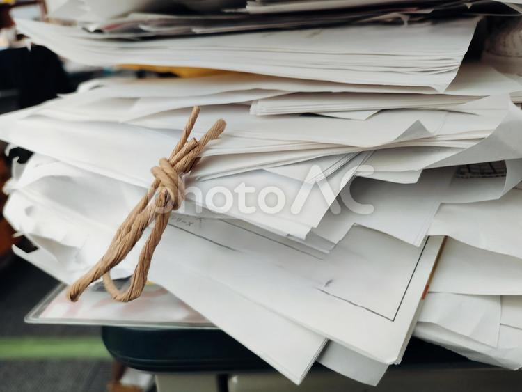会社　紙書類　山　煩雑　リアル ビジネス,事務,会社の写真素材