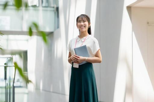 オフィスで働く若いビジネスウーマン オフィスで働く若いビジネスウーマン ビジネスウーマン,若い,女性の写真素材