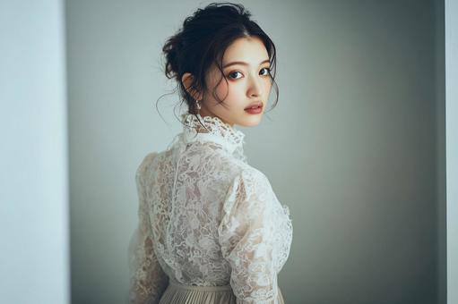 花柄レースのブラウスを着た女性 花柄レースのブラウスを着た女性の写真