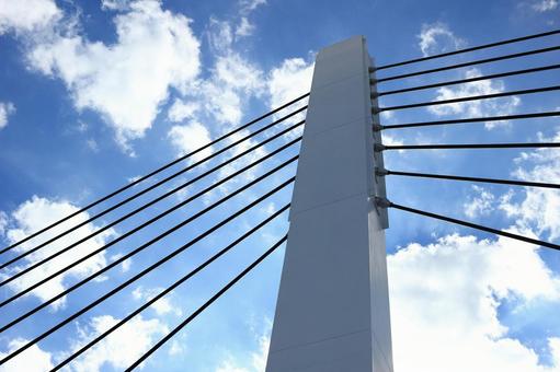 晴れ渡る空をあおぐ吊り橋散歩 吊り橋,橋,道路の写真素材