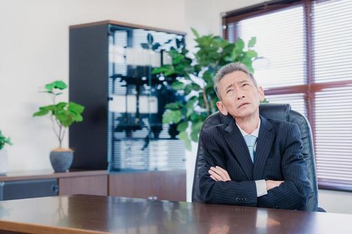 業績不振に頭を抱える経営者の男性 業績不振に頭を抱える経営者の男性 失敗,日本人,経営の写真素材