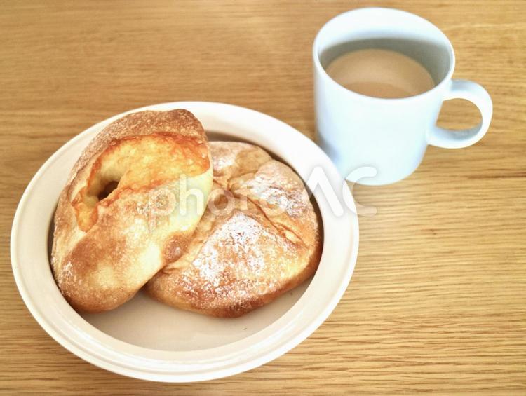 白い皿に乗ったパンとカフェオレ パン,パン屋,ベーカリーの写真素材