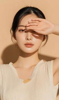 眩しい光:美しいアジア人女性の表情 眩しい光:美しいアジア人女性の表情の写真