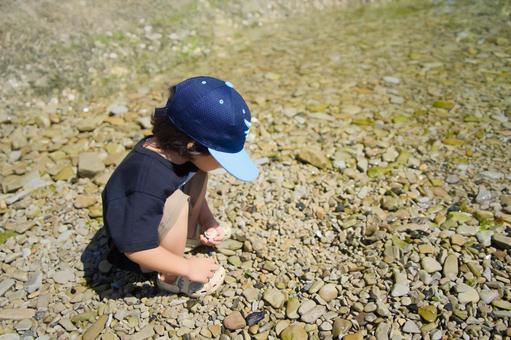 海岸で遊ぶ子供 海岸で遊ぶ子供の写真