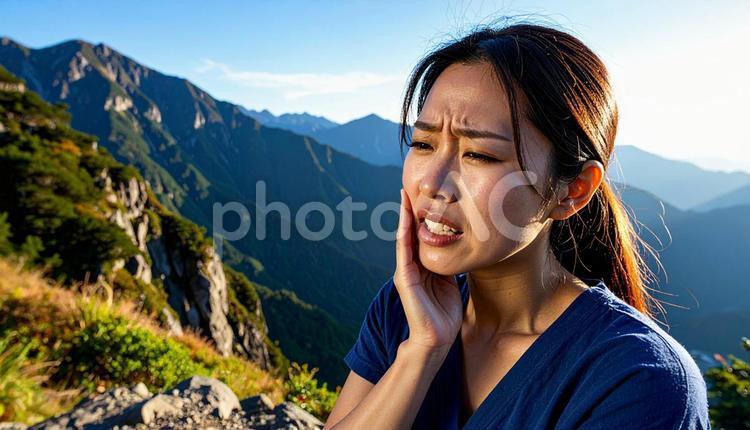 歯が痛んで手で押さえる女性 患部,歯茎,20代の写真素材