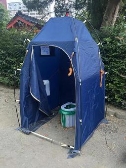 災害用仮設トイレ(斜め) 災害用仮設トイレ(斜め) 仮設トイレ,トイレ,屋外の写真素材