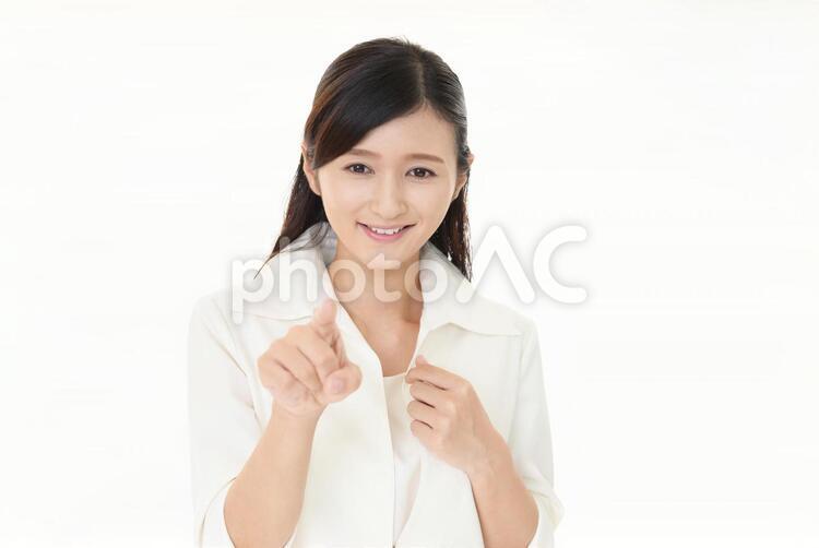 指さす笑顔の女性 女性,女,笑顔の写真素材