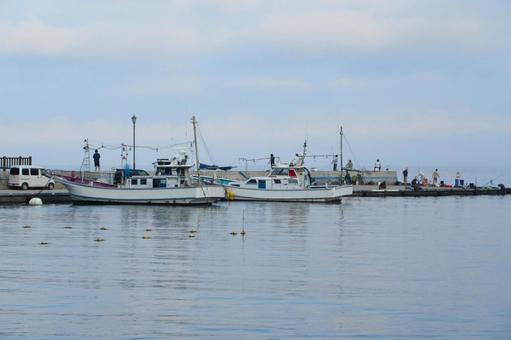 早朝の土肥海岸3(静岡県伊豆市) 土肥海岸,土肥岸壁,釣り人の写真素材