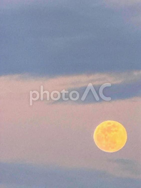 夕暮れ時の満月 空,満月,月の写真素材