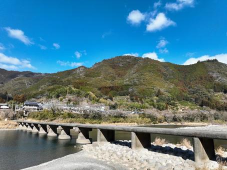 高知県越知町 上空から見た片岡沈下橋 高知県越知町 上空から見た片岡沈下橋 片岡沈下橋,沈下橋,橋の写真素材