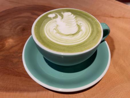 カフェでラテアート　白鳥抹茶ラテ ラテアート,抹茶ラテ,カフェの写真素材
