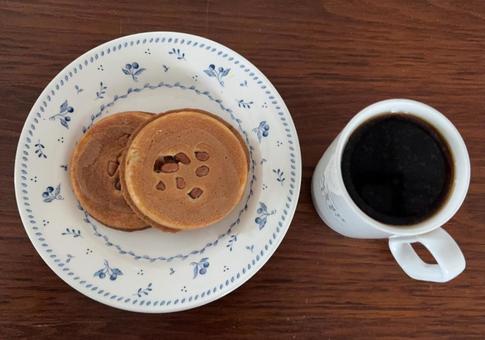 ドリップコーヒーとピーナッツせんべい コーヒータイム,コーヒーブレイク,ドリップコーヒーの写真素材