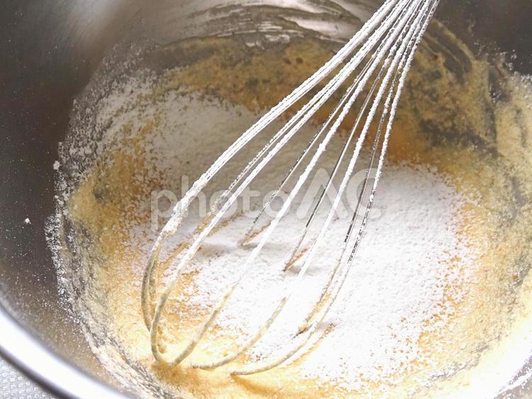 お菓子作りイメージ④ 工程 マフィン／小麦粉を少しづつ混ぜる お菓子作り,泡立て器,ボウルの写真素材