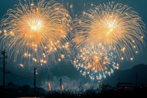 夜空を彩る迫力満点の大輪花火 夜空を彩る迫力満点の大輪花火 花火,夜空,夏祭りの写真素材