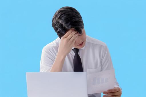 頭を抱えるビジネスマン 男性,スーツ,会社員の写真素材