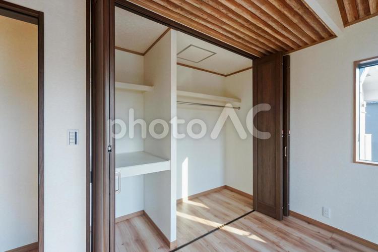 収納棚のあるクローゼット 住宅,住居,家の写真素材