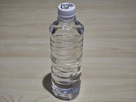 ペットボトルの水（1本） ペットボトル,ミネラルウォーター,飲み物の写真素材