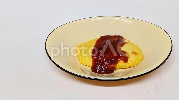 ソースがかかったオムライス オムライス,卵料理,食べ物の写真素材