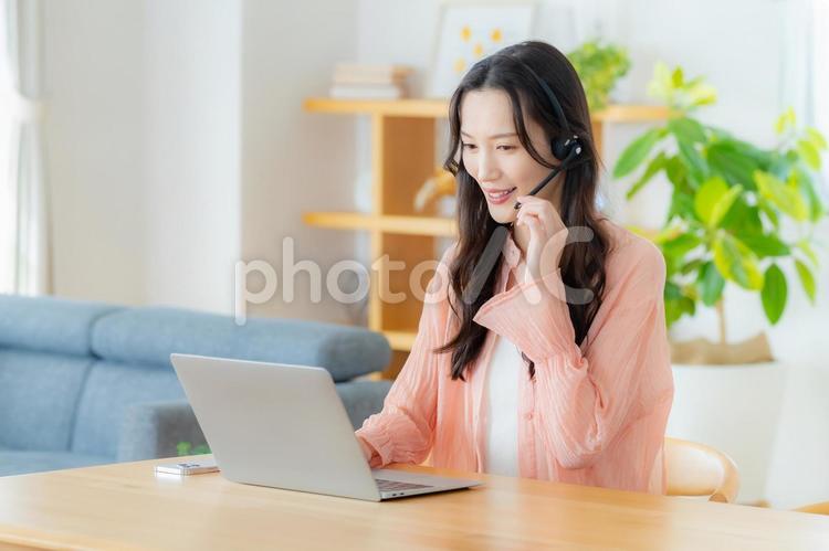 在宅で仕事するオペレーターの女性 オペレーター,在宅,ビジネスウーマンの写真素材