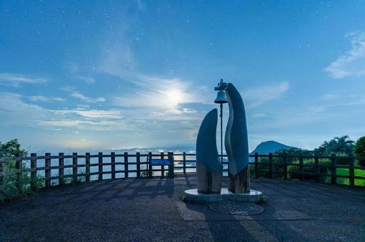 願いが叶うクルスの海 月,月明かり,月光の写真素材
