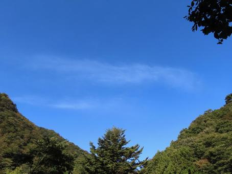 大蛇尾渓谷から眺める青空 大蛇尾渓谷から眺める青空の写真