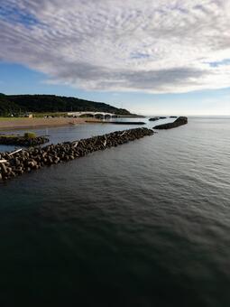 夕暮れの海岸線と防波堤 海,空,雲の写真素材